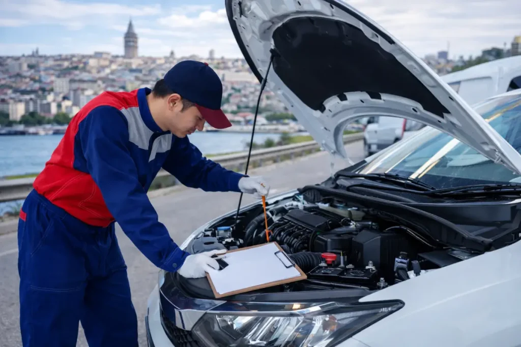 istanbul yolda oto elektrikçi hizmeti veren mobil oto elektrik ustası araç elektrik arızasına yerinde müdahale ederken