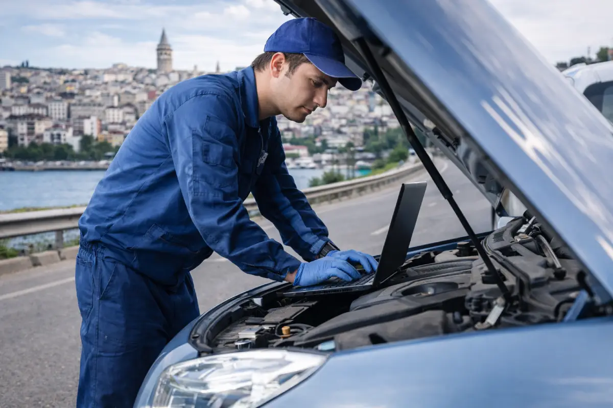 yolda oto elektrikçi hizmeti veren gezici mobil oto elektrik ustası araç elektrik arızasını kontrol ederken
